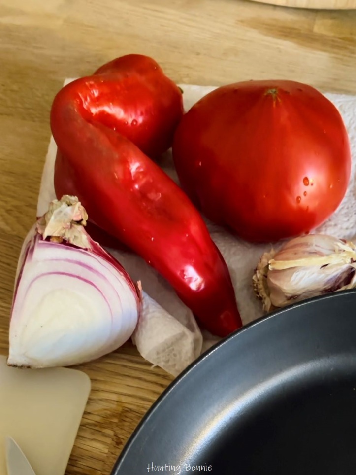 Tomate, poivron corne de boeuf rouge, oignon rouge et ail